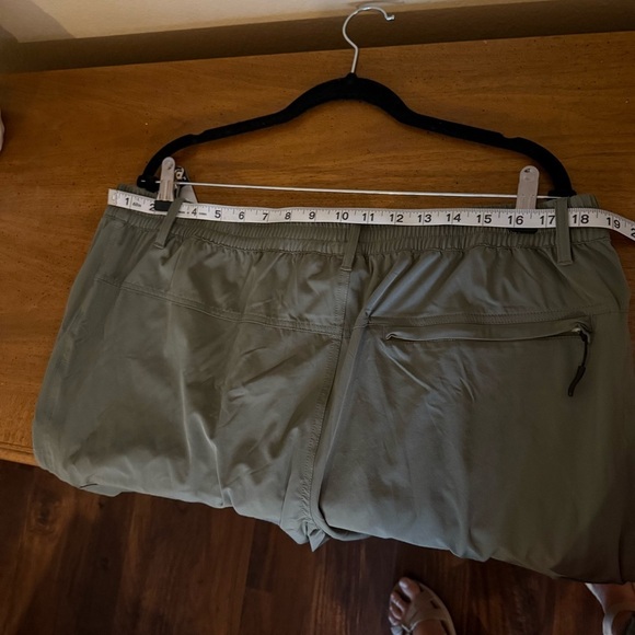Little Donkey Andy Men's Cargo Shorts - Green - Picture 10 of 11